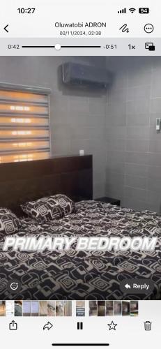 una foto di una camera da letto con un letto in una stanza di Lawii-OceanView a Lagos