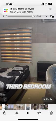 un'immagine di una stanza con un letto e una finestra di Lawii-OceanView a Lagos