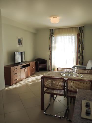 Apartment 3785-2 for 3 Pers in Baska Voda