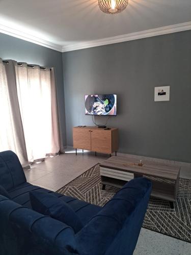 Televisyen dan/atau pusat hiburan di Selina Guesthouse