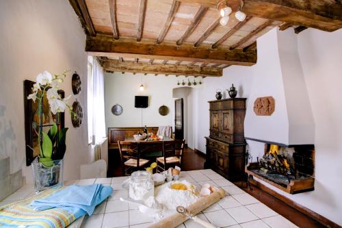 a living room with a fireplace and a table at Borgo San Lorenzo a Linari in San Rocco a Pilli