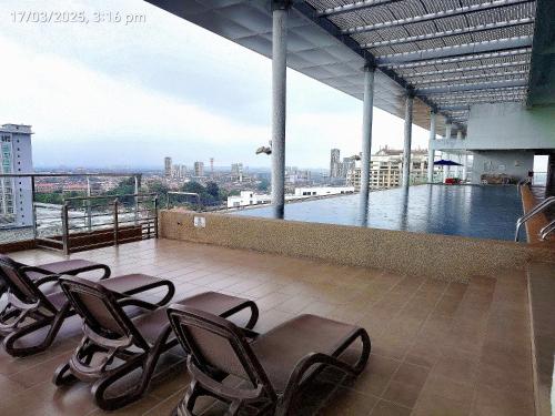 マラッカにあるASIA MELAKA HOTEL managed by The Straits Hotel & Suites 马六甲亚逸酒店の一組の椅子