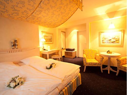 a hotel room with a bed with flowers on it at Wegermann`s BIO-Landhaus im Wodantal in Hattingen