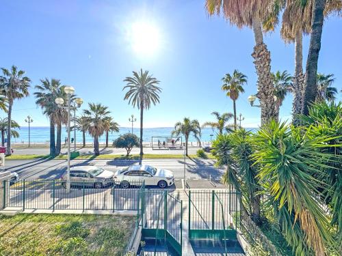 CARIATIDES STUDIO - PROMENADE HOLIDAY