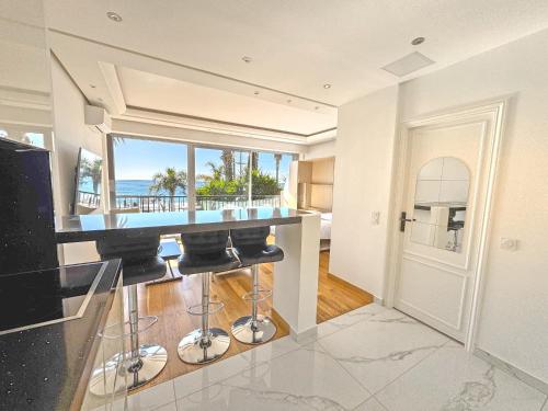 - une cuisine avec un bar offrant une vue sur l'océan dans l'établissement CARIATIDES STUDIO - PROMENADE HOLIDAY, à Nice