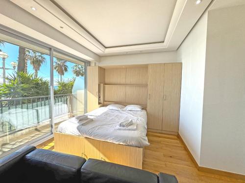 CARIATIDES STUDIO - PROMENADE HOLIDAY