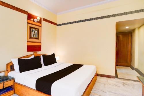 En eller flere senge i et værelse på Super Townhouse Subhash Nagar Formerly Royal Palazzo