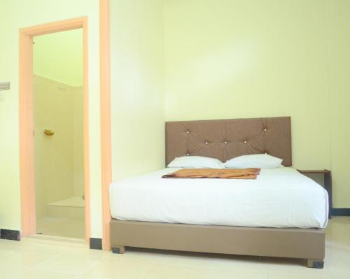 Una cama o camas en una habitación de Dena Hotel