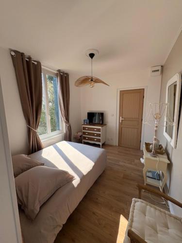 a bedroom with a bed and a window at Studio 2 Chartres gare et Colisée a 100 m in Chartres