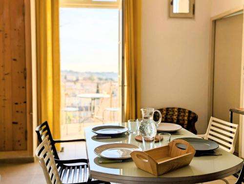 une table de salle à manger avec des assiettes et des plats dessus dans l'établissement Le Saint Louis - Vue plongeante, à Beaumes-de-Venise