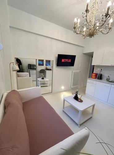 AMG Stylish Small Apartment in Pagkrati Close to Metro