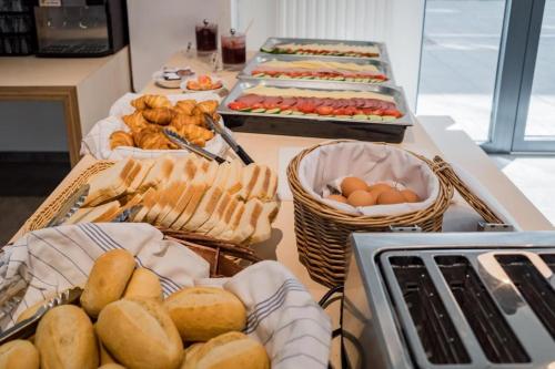 een buffet met brood, eieren en broodjes bij AR City Hotel Berlin in Berlijn
