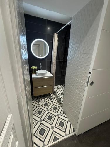 une salle de bain avec un lavabo et un miroir dans l'établissement Villa Twenty Fort with pool Lyon, à Villeurbanne