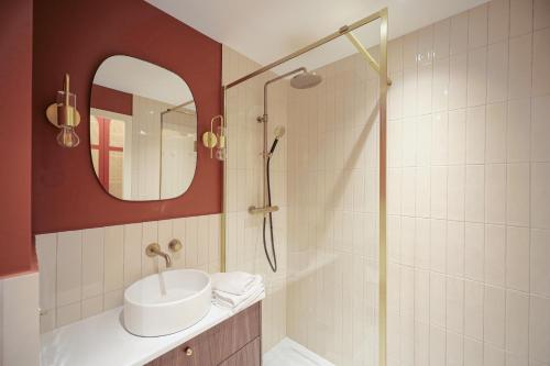 une salle de bain avec un lavabo et une douche avec un miroir dans l'établissement 5 mn à pieds de Monaco - Sublime studio - DB, à Les Moneghetti