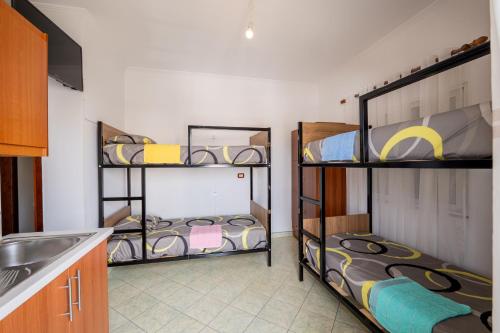 Brothers Of The World Hostelにあるベッド