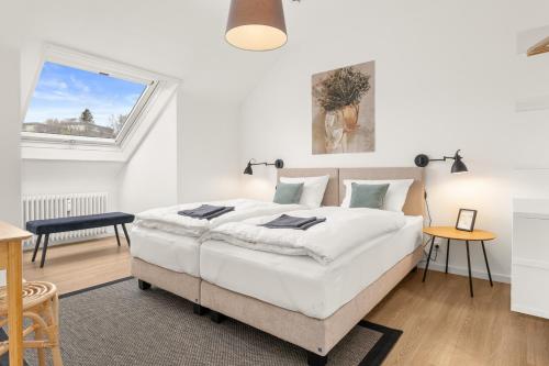 a white bedroom with a large bed and a window at EDMUNDs - Bergblick im Wanderparadies, Nintendo Switch, Parkplatz in Bad Berleburg
