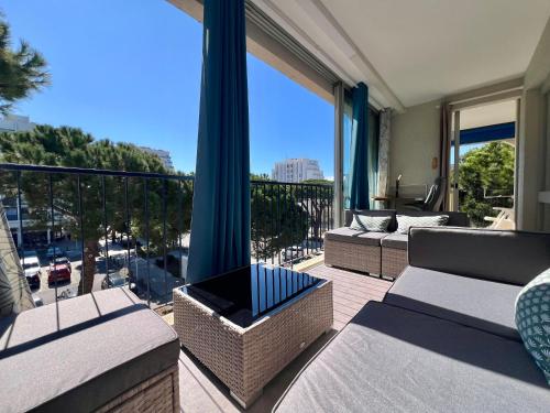 En balkon eller terrasse på Grand appartement mer et commerces à pied