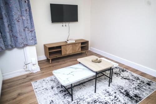 Televisyen dan/atau pusat hiburan di Decosy Apartment