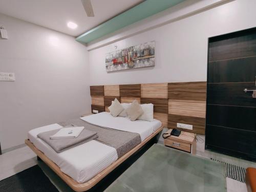 Postel nebo postele na pokoji v ubytování Hotel Pragati Inn