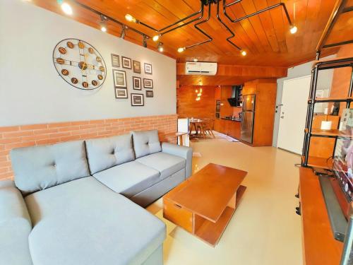 Fotografie z fotogalerie ubytování Stylish 3BR Rasuna Apt with Pool, Gym,Wi-Fi, Netflix by 2ndHome v destinaci Jakarta