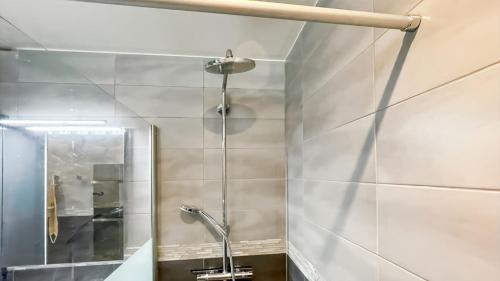 une douche dans une salle de bain avec une porte vitrée dans l'établissement Serenity Cannes Cozy One-Bedroom, à Cannes