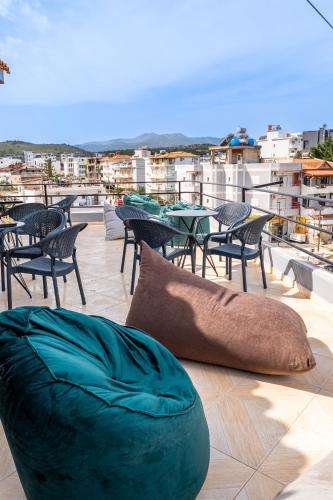 クサミルにあるBrothers Of The World Hostelの屋根に備え付けのビーンバッグチェア、テーブル、椅子
