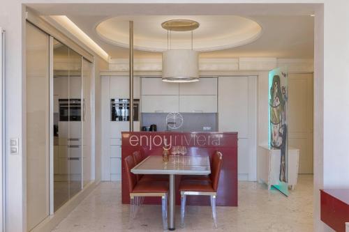 une salle à manger avec une table et des chaises dans l'établissement Palais Miramar Suite Art Modern - Derniere étages Vue Mer - 75m de confort - En Face des Plages -WIFI - Clim, à Cannes