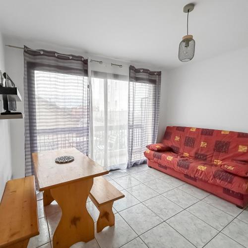 un salon avec un canapé et une table dans l'établissement Détente à Canet-Plage Studio avec terrasse, à Canet