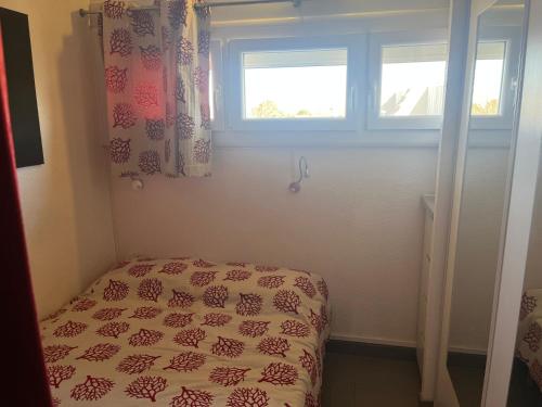 - une chambre avec un lit en face d'une fenêtre dans l'établissement CapNat - Village Naturiste - Port Nature - Le Bisou, au Cap d'Agde