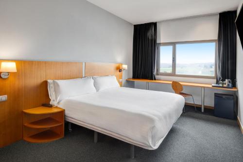 Postel nebo postele na pokoji v ubytování B&B HOTEL Barcelona Mollet Porta de Gallecs