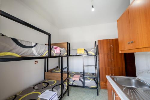 Brothers Of The World Hostelにあるキッチンまたは簡易キッチン