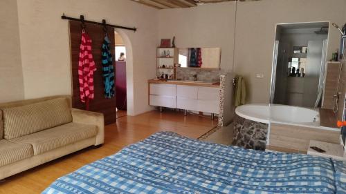 Ένα ή περισσότερα κρεβάτια σε δωμάτιο στο גן עדן באופק - הבית!