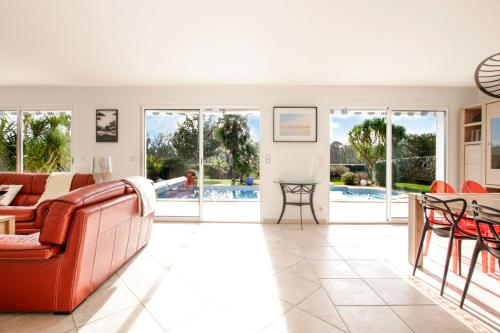 un salon avec un canapé et une table dans l'établissement Villa on the Makila golf course near Biarritz, à Bassussarry