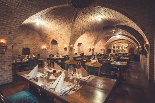 Reštaurácia alebo iné gastronomické zariadenie v ubytovaní Hotel Cabernet