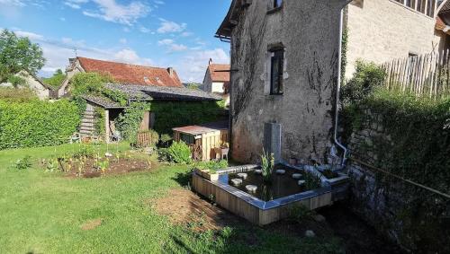 an old house with a garden in the yard at moulin de vasiliere in Salles-Courbatiès