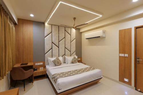 una camera d'albergo con un letto e una scrivania di Hotel Mahadev Villa Elite a Jaipur