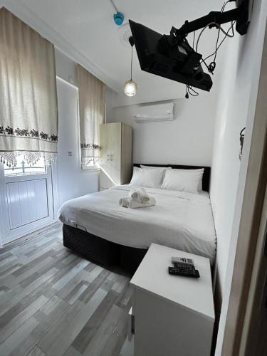 a bedroom with a bed with a spotlight on it at Çağlar my hause apart otel in Turgutreis