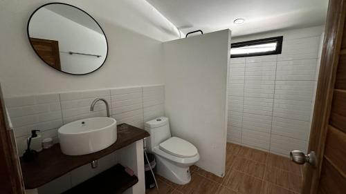ein Badezimmer mit Waschbecken, Spiegel und Toilette in der Unterkunft Sawan villa in Hinkong