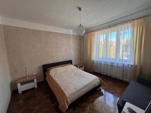 une chambre avec un lit et une grande fenêtre dans l'établissement Apartament Zacisze 2, à Przemyśl