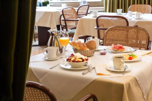 a table with plates of food and drinks on it at Der Kronprinz in Fuhrbach