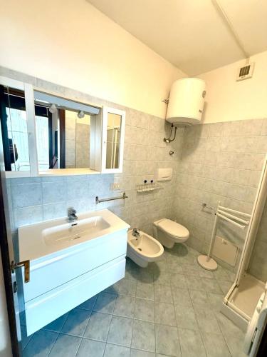 a bathroom with a sink and a toilet at RESIDENCE MARINA MARCONI - Solo per famiglie in Lido di Jesolo