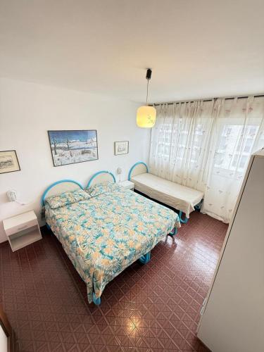 a hospital room with a bed and a bench at RESIDENCE MARINA MARCONI - Solo per famiglie in Lido di Jesolo