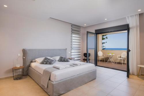 Posteľ alebo postele v izbe v ubytovaní Luxury Villa Near The Sea Meliti Luxury Villa