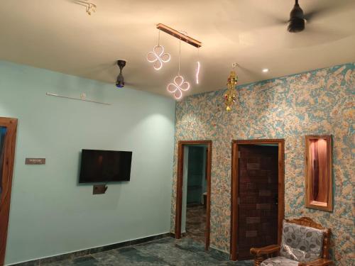 Μια τηλεόραση ή/και κέντρο ψυχαγωγίας στο Golden Nest Family Stay & Inn