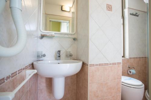 Bilik mandi di Hotel Sant'Angelo