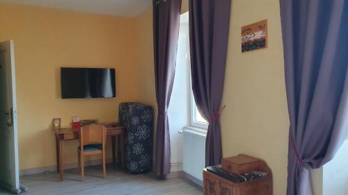 Μια τηλεόραση ή/και κέντρο ψυχαγωγίας στο Chambres d'hôtes -- Le Clos de Gémozac