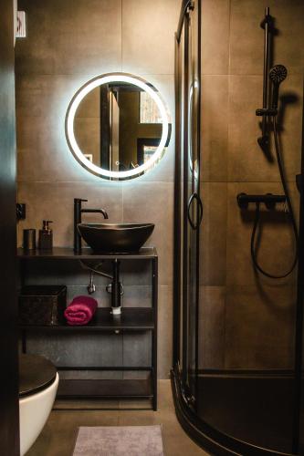 a bathroom with a sink and a mirror at Domek SzumiSosna1 in Raków