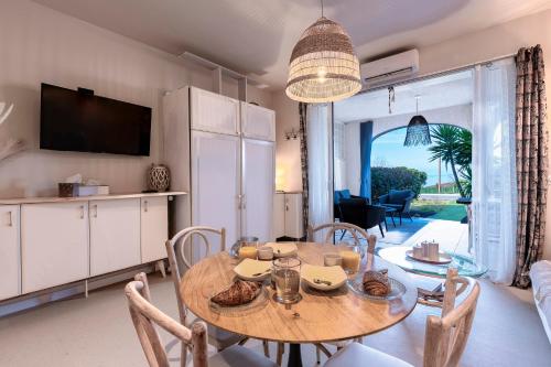 une cuisine et une salle à manger avec une table et des chaises dans l'établissement Le Yucca - Vue mer 100 m de la plage, à Pietrosella