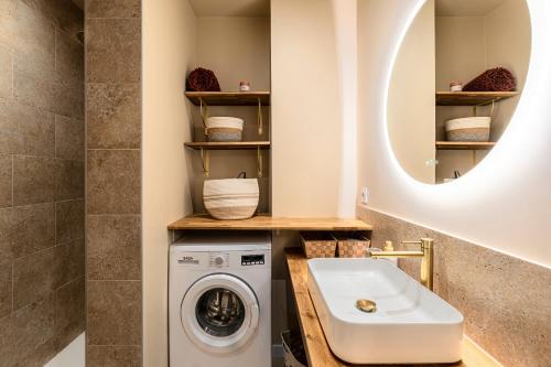 La salle de bains est pourvue d'un lave-linge et d'un miroir. dans l'établissement Le Yucca - Vue mer 100 m de la plage, à Pietrosella