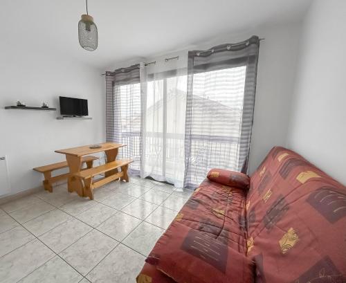 un salon avec un canapé et une table dans l'établissement Détente à Canet-Plage Studio avec terrasse, à Canet